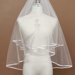 Voile de mariée courte minimaliste avec bordures