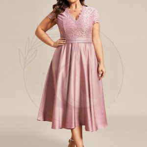 Robe de cocktail mi-longue en dentelle à manches longues et col en V de grande taille