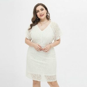 Robe blanche bohème grande taille en dentelle avec col en v