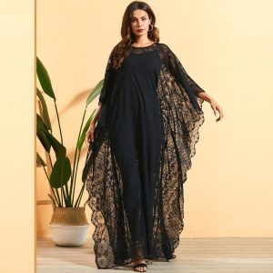 Robe longue bohème dentelle noire à manches chauve-souris