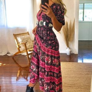 Robe longue bohème chic noire à fleurs roses estivale