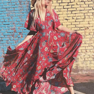 Robe bohème éblouissante chic en rouge paon de saint tropez