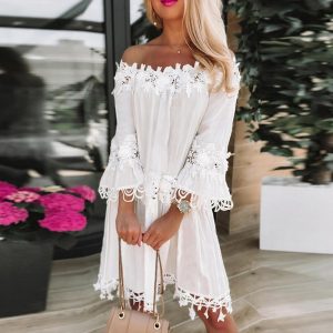 Robe bohème en dentelle blanche mini manches évasées