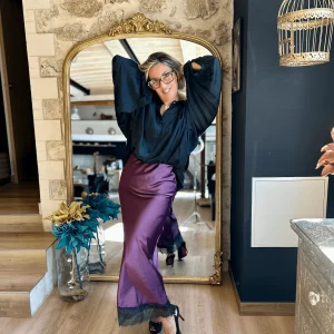 Blouse Satinée Noire Zoé: Élégance Chic et Polyvalente