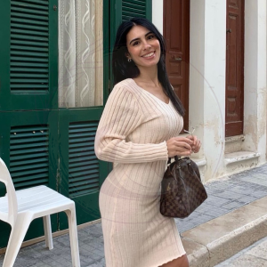 Robe pull moulante côtelée à manches longues et encolure en V